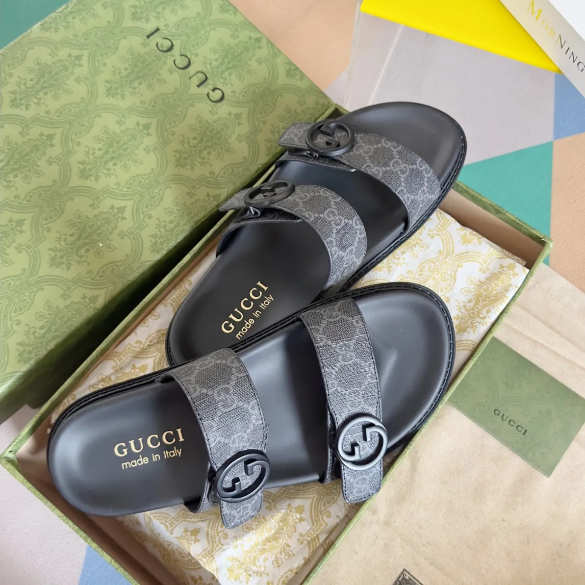 [G Home] Men's Men's Shoes💰: 300💰Size: 38-45 🆕2024Gucci Gucci Summer New Style Double G Presbyopia Flip-flops Cross Sandals Thick Sole Slippers Beach Shoes Original Purchase and Development Production G family's 2024 new summer dark horse items, fashion bloggers at home and abroad have put on the show, and it has become popular on social platforms at home and abroad. Fashionistas must pay for it, and they spend a lot of money to create ingenious craftsmanship and accurately restore every detail. Exquisite packaging at the delivery counter🛍📦 ▪️ Fabric: Original imported double G presbyopic leather ▪️ Lining: Original imported leather ▪️ Sole: Original open molded T men's shoes 💰U outsole ▪️ Bottom thickness: 3CM